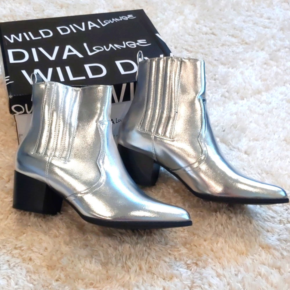 Wild Diva Lounge Silver Kendra Boots NIB